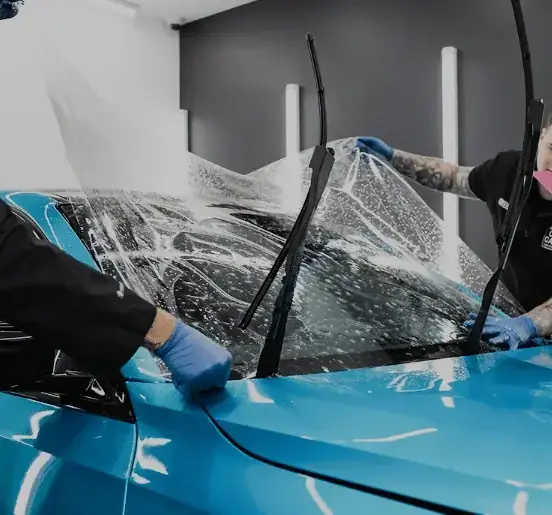 Instalación de PPF en el cristal delantero